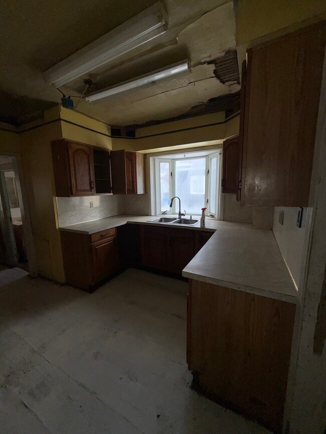 Building Photo - 111 E Livingston Dr