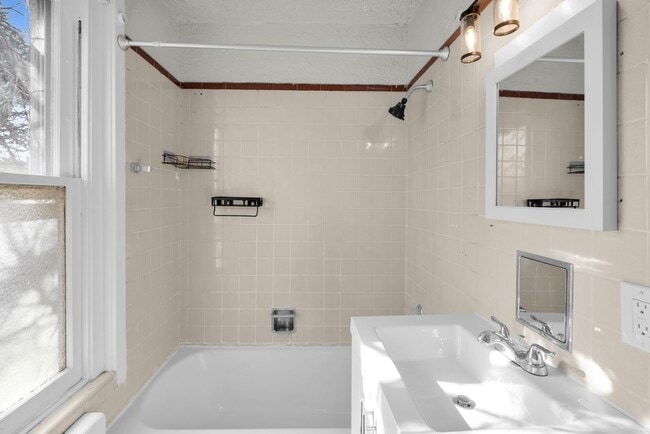 Building Photo - 1542 Warren St