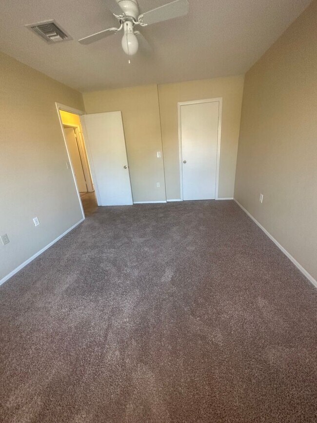 Building Photo - Gilbert home with community pool.