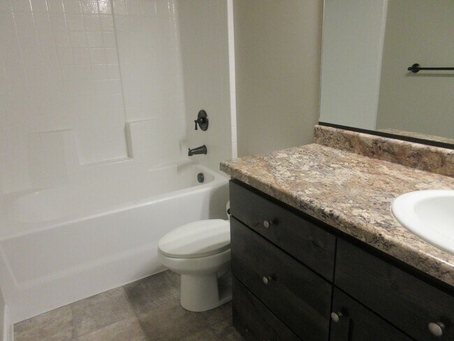 Building Photo - 3 Bedroom - 2.5 bathroom - in the heart of...