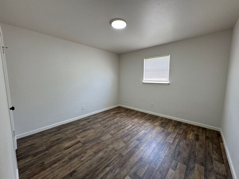 Building Photo - 611 Sunset Ln
