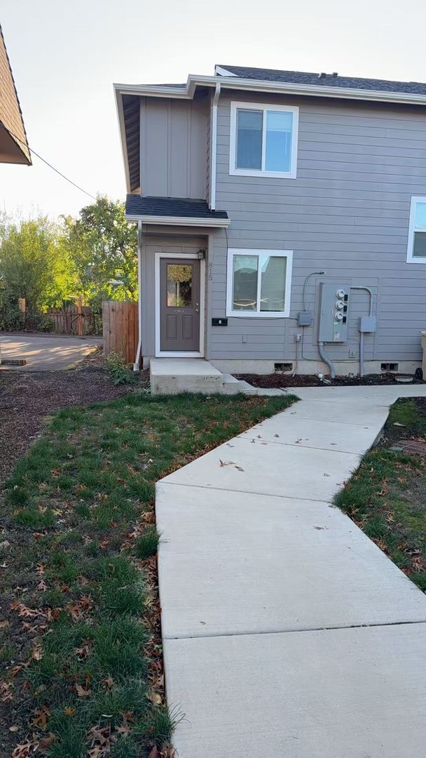 Building Photo - 815 SW 8th St