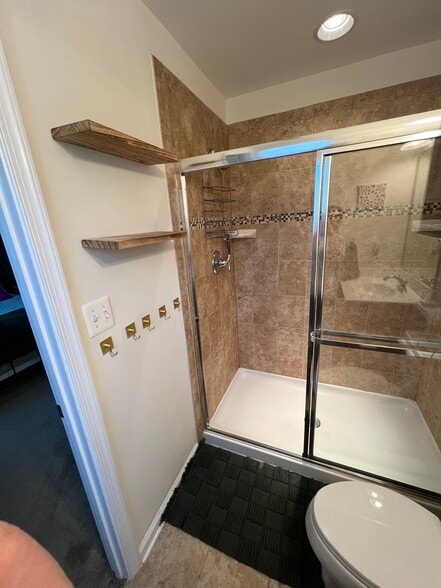 Master Bath with dual shower heads - 2172 Whispering Hollow Ln