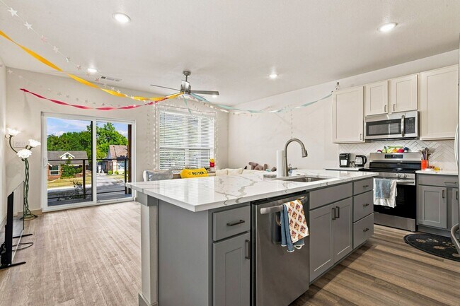 Building Photo - 2554 S University Dr