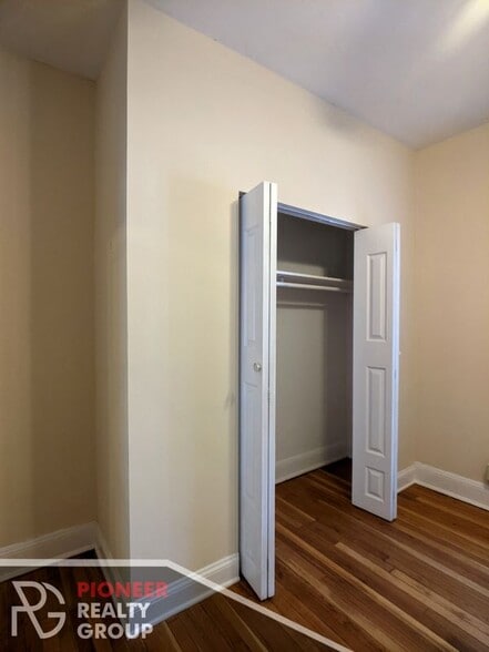 Building Photo - 4421 N Wolcott Ave