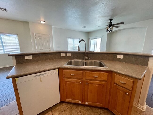 Building Photo - Great Spacious 3 bedroom Townhome Availabl...