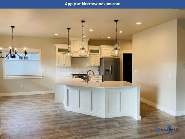 Building Photo - Newer Gorgeous Home in Desirable Neighborhood