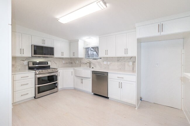 Building Photo - Gorgeous fully updated 3 bed 3 bath near KU Campus!