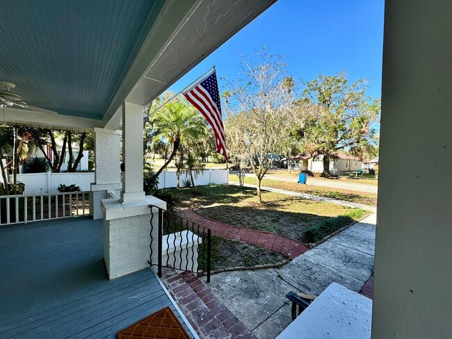 Building Photo - Charming home near downtown and the lake