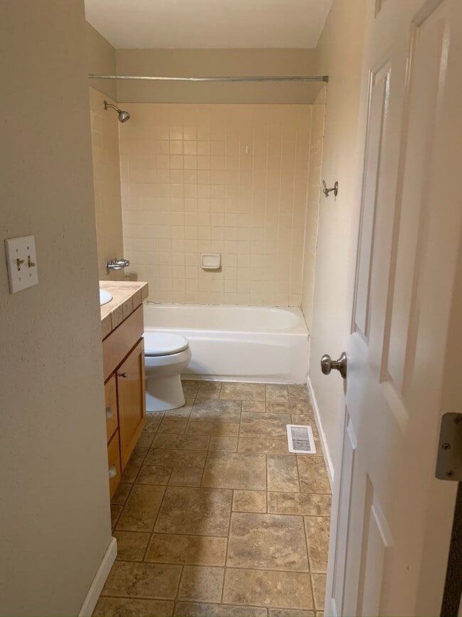 Building Photo - Large Four Bedroom House in Newberg