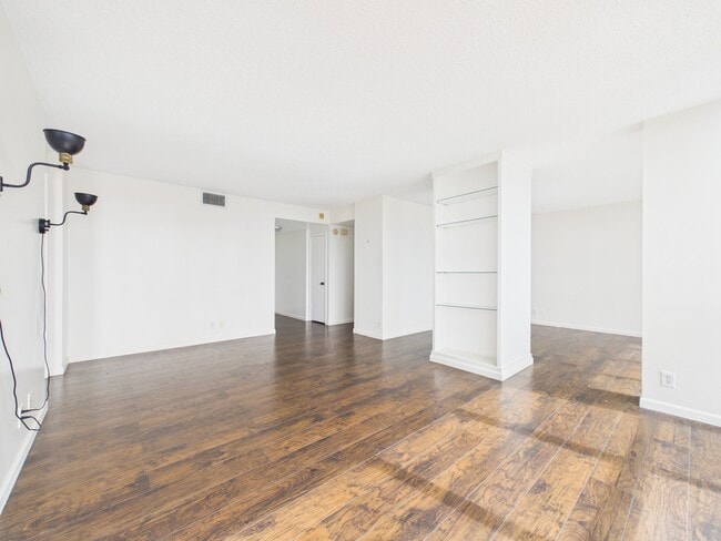 Building Photo - 5001 Woodway Dr