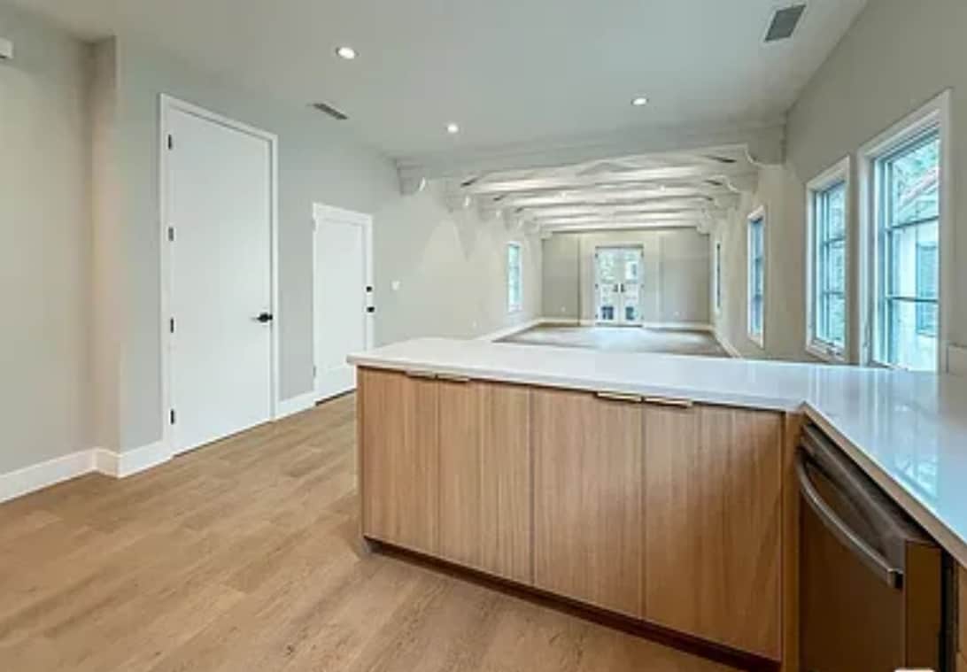 Building Photo - 150 N Arnaz Dr