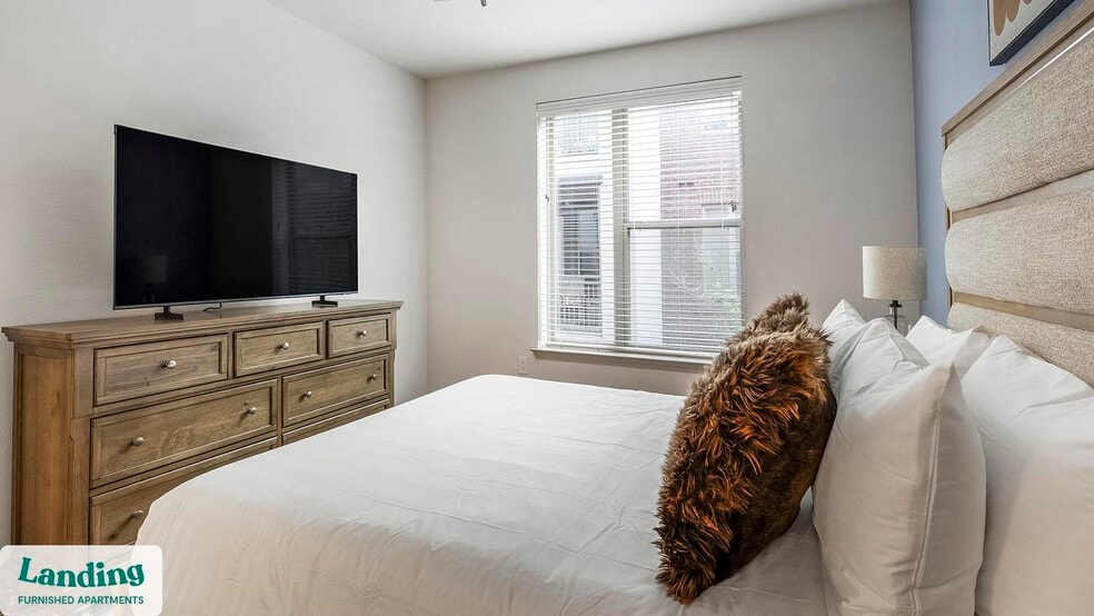 Building Photo - 2800 NE Green Oaks Blvd