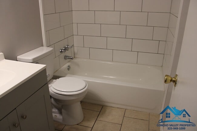 Building Photo - For Rent - 2 Bed/1 Bath Duplex by Base