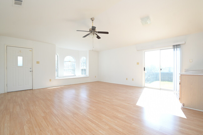 Building Photo - 716 Lago Vista St