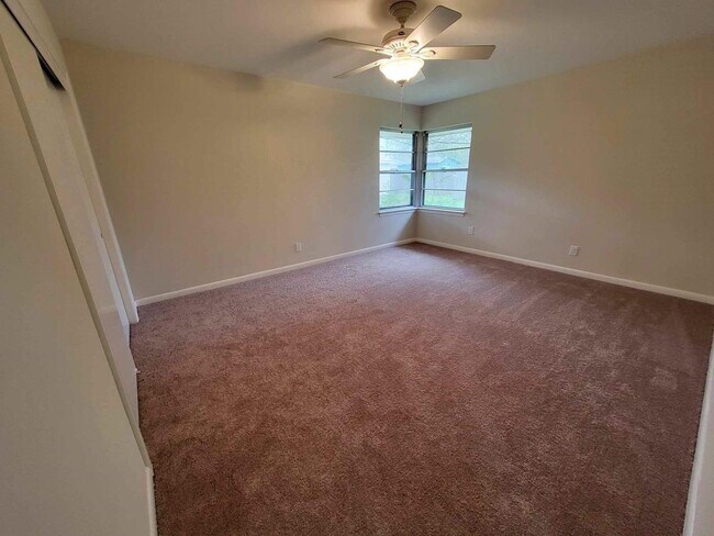 Building Photo - 706 Maple St