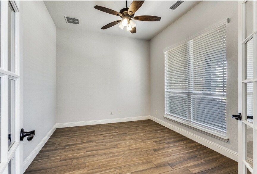 Building Photo - 3317 Creekhaven Dr