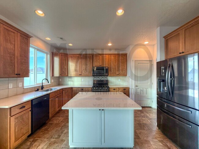 Building Photo - Spacious Airway Heights Home