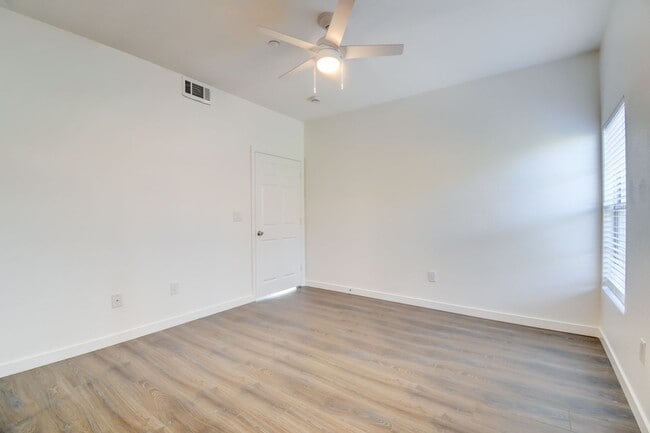 Building Photo - Beautiful 2 BR In Gated 89052 Community