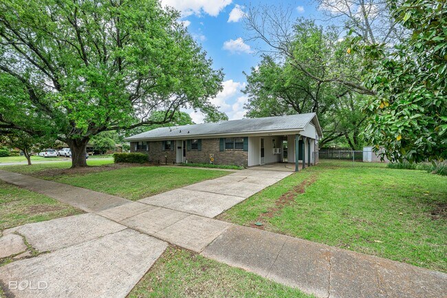 Building Photo - Check Out this 3 bed 2 bath!!