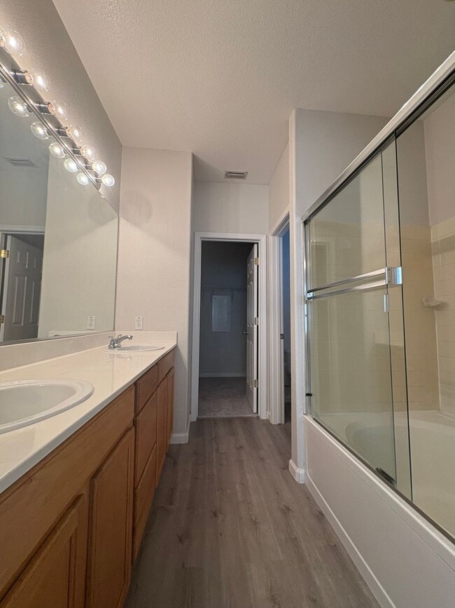 Building Photo - Beautiful 3 Bed 2.5 Bath Brentwood Home