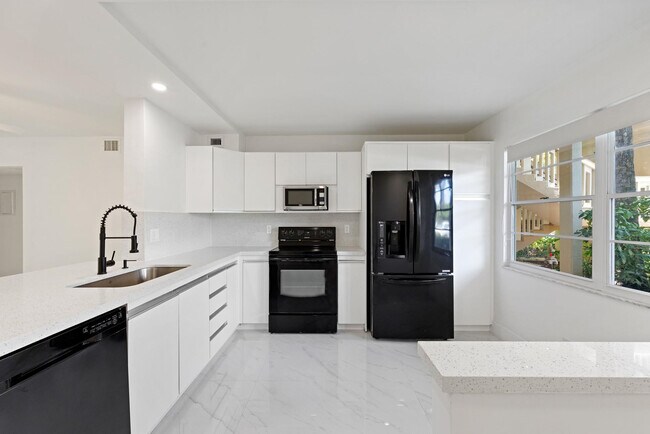 Building Photo - 2202 Lucaya Bend