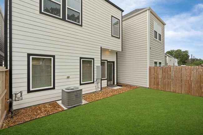 Building Photo - 413 Stonework Garden Ln