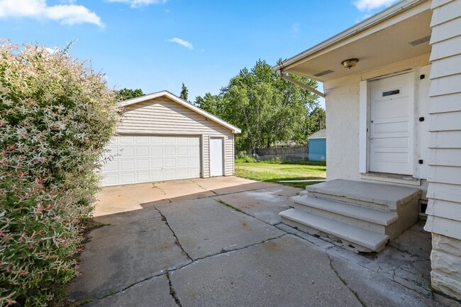 Building Photo - 749 Appleton Rd