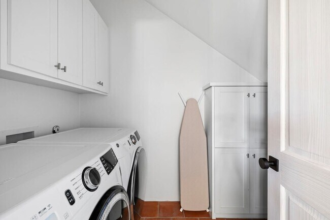 Building Photo - 2701 Bumble Bee Dr