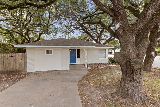 Building Photo - Live Close to Campus! 4 Bed/2 Bath Available for August 2026 Move-in!