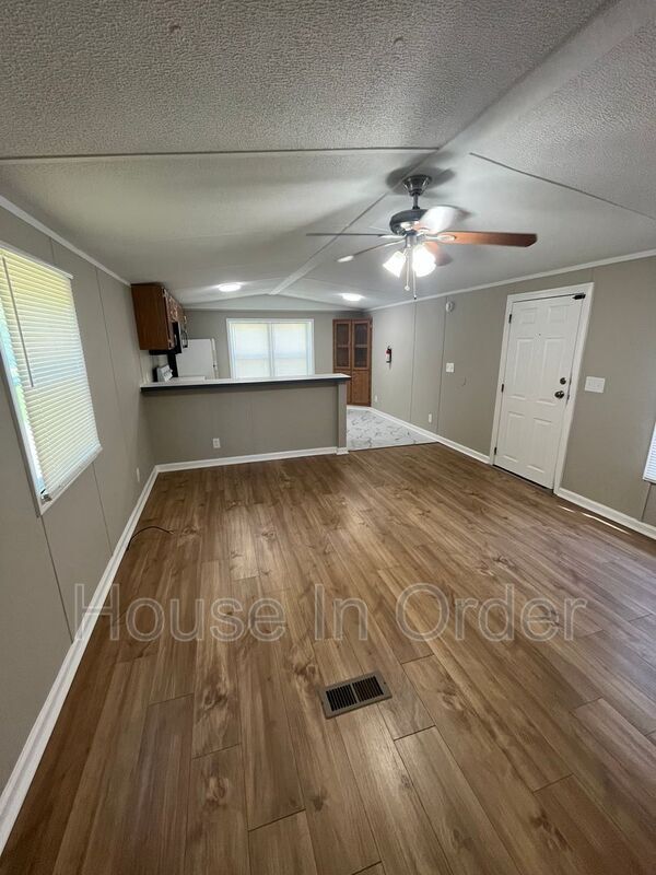 Building Photo - 5 Jesse Ln