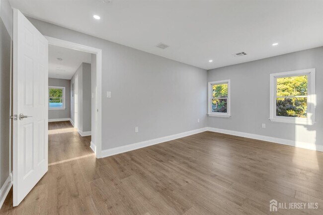 Building Photo - 15 N Main St