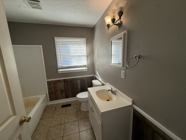 Building Photo - 2223 Carbine St