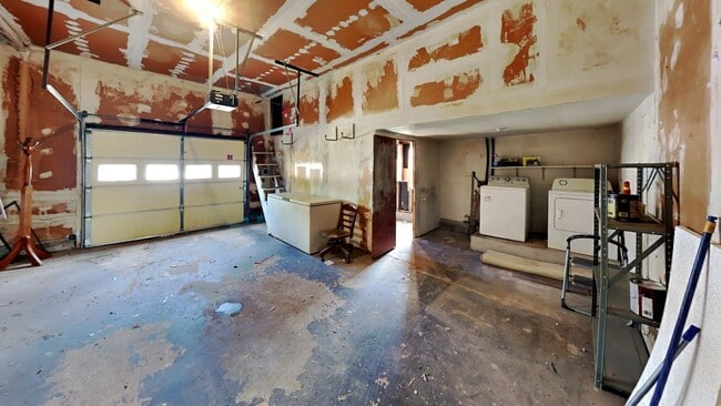 Building Photo - Welcome to this charming 3 bedroom, 1 bath...