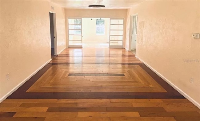 Building Photo - Spacious 3/2 home available now, and conveniently located near downtown and Manatee Hospital