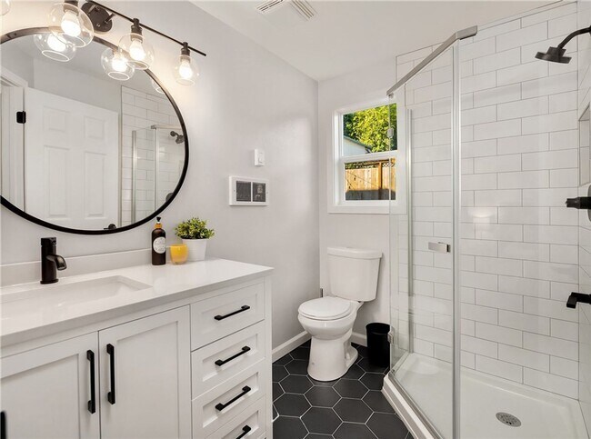 Building Photo - Updated 3 bed, 2 bath home in Greenwood