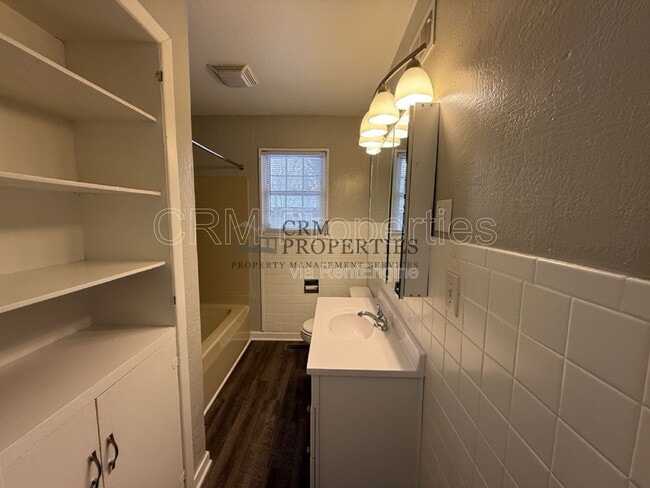 Building Photo - 513 James Dr