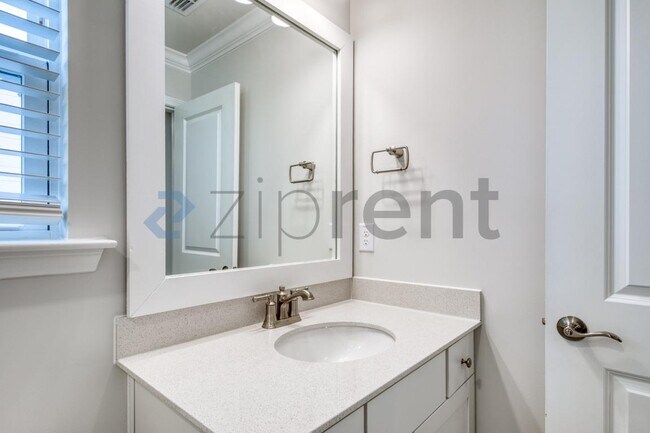 Building Photo - 1467 Hasse Ave