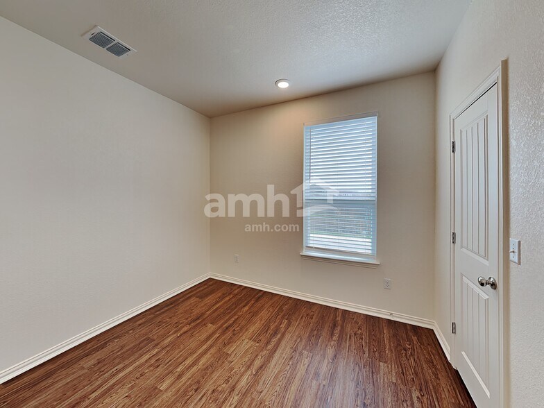 Building Photo - 413 Pebble Bend