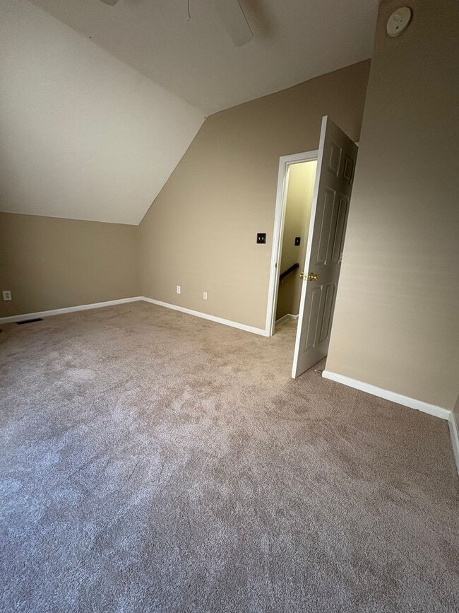 Building Photo - WOW! 3 bedroom/2 bath with garage.
