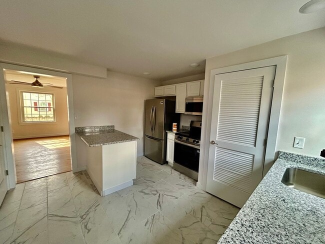 Building Photo - 2 Bedroom In Meadowthorpe !