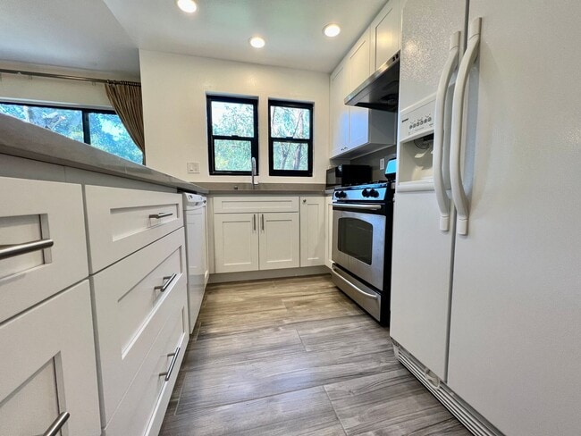 Building Photo - Great Natural light, Treetop Views with 2 Primary Suites plus OFFICE and a 2 car garage, It is li...