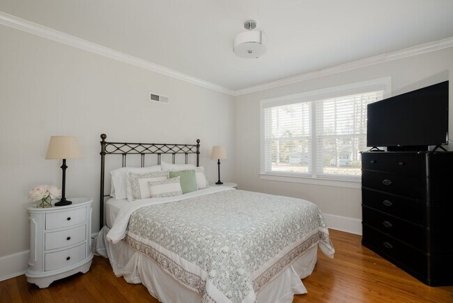 Building Photo - Fully furnished- Beautiful Forest Hills Home