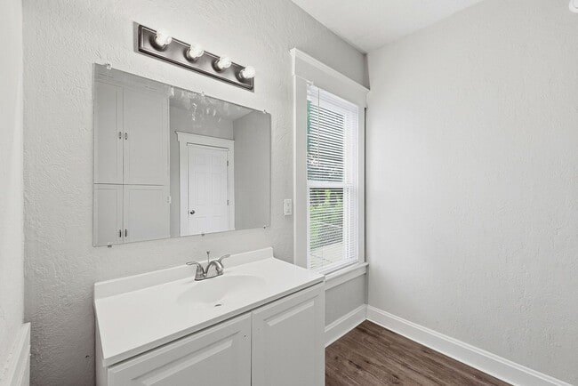 Building Photo - CHEVIOT: Charming 4 bed 2.5 bath 1 car detached garage