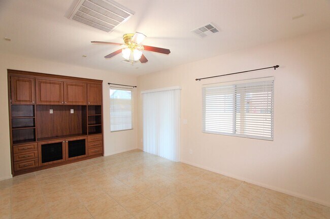 Building Photo - Well maintained home with open floorplan i...