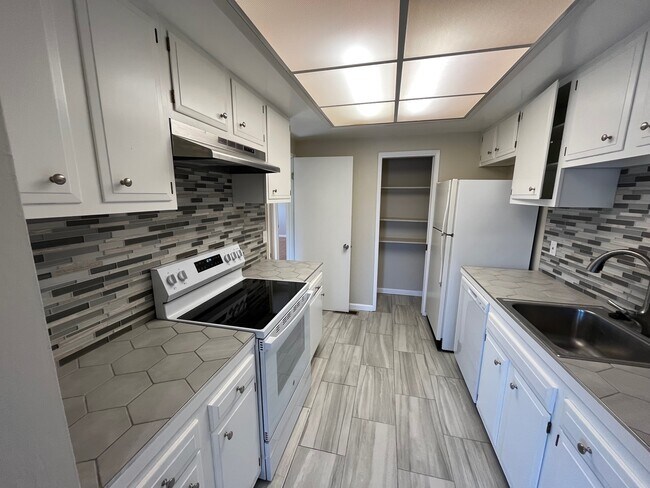 Building Photo - 61 Knolls Ln