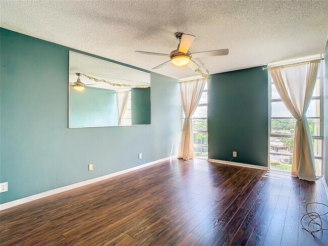 Building Photo - 7400 Sun Island Dr S