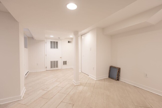 Building Photo - Beautiful 4 BR/3.5 BA Townhome in Cathedra...