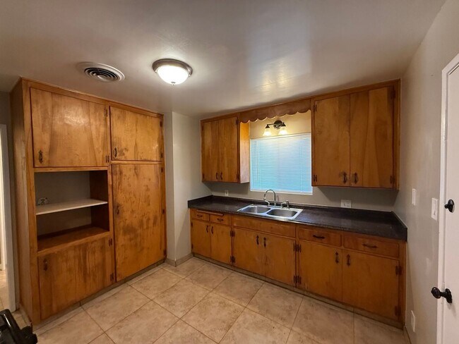 Building Photo - 606 Pierce St