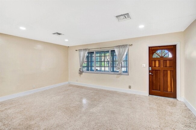 Building Photo - 820 SE 4th Ave